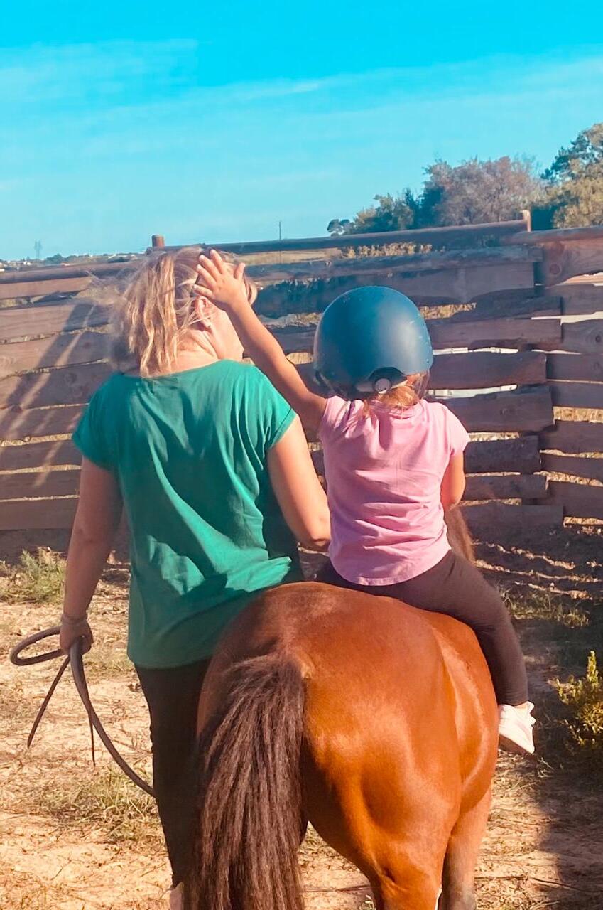 Thérapeute avec cheval